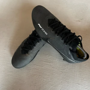 Nike mercurial vapor 15 - Säljer mina Nike mercurial vapor 15 eftersom att de har blivit för små. De är i bra skick men sulan är lite sliten. 