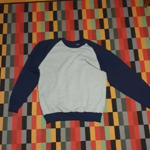 Pop tjocktröja - Stilren och skön tjocktröja från Pop (köpt hos Pop Botique). Cool vintage känsla över tröjan. Bara skriv om det finns frågor om mått och passform! 