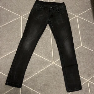 Nudie Jeans - Nudie jeans i bra skick, modell grim tim,(Slim fit) ,Storlek 29/32, Ända defekten är ett litet hål vid låret men syns inte, vid fundering är det bara att skriva. 