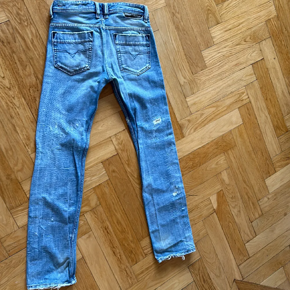 Säljer nu ett par RIKTIGT feta diesel jeans Storlek 28,32 Skick 8/10 Om du har frågor så e de bara att kontakta mig. Jeans & Byxor.
