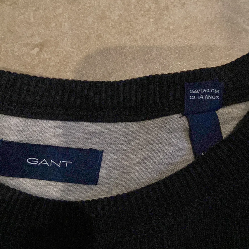  Jag säljer en Gant tröja i färgen mörk mörkblå, sparsamt använd och bra skick!🤩 Tröjan används tyvärr inte så därför säljer jag den.😊 priset kan diskuteras😃 . Tröjor & Koftor.