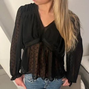 Blus i spets✨✨ - Så snygg blus perfekt till nyår eller fest, slutsåld och mycket efterfrågad!
