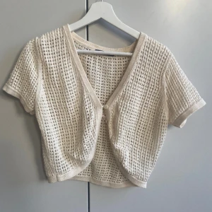 Vit bolero/kofta  - Supersöt stickad kortärmad kofta❤️den är i bra skick🌸den är i sorlek L men jag brukar ha S och passar på mig🥰