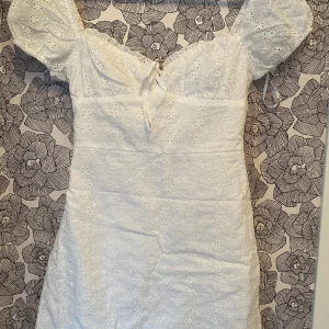 Vit klänning - Vit klänning. XS