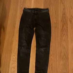 Lee jeans - Snygga Lee jeans som passar till allt! Storlek 31/32. Kom gärna med frågor!😀