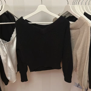 Stickad tröja - Jätte fin svart stickad tröja som är ”off-shoulder” eller one shoulder❤️