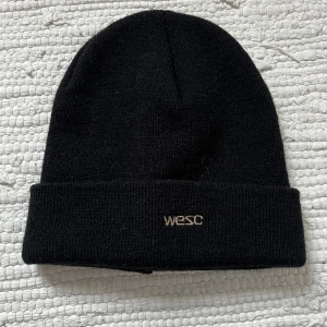 Mössa från WeSC  - Svart mössa från WeSC med liten diskret logo. Använd endast ett par gånger.