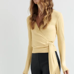 Gul wrap top - Oanvänd