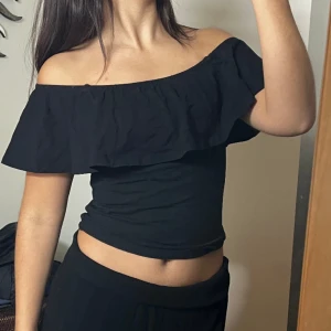 Off shoulder topp - Åtsittande off shoulder topp. Man har kunnat sätta fast band men det finns inte längre 🖤både snygg och bekväm