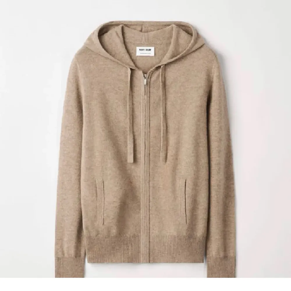 Säljer nu min superfina kashmir zip hoodie från softgoat i färgen ”sand” då den ej används, inga defekter eller liknande och den är i superfint skick, en modell som inte går att köpa längre i butik🥰. Tröjor & Koftor.
