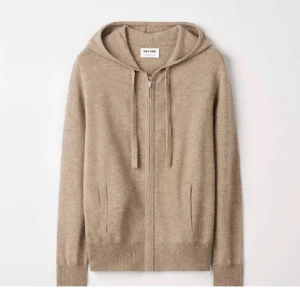 Soft goat zip hoodie - Säljer nu min superfina kashmir zip hoodie från softgoat i färgen ”sand” då den ej används, inga defekter eller liknande och den är i superfint skick, en modell som inte går att köpa längre i butik🥰