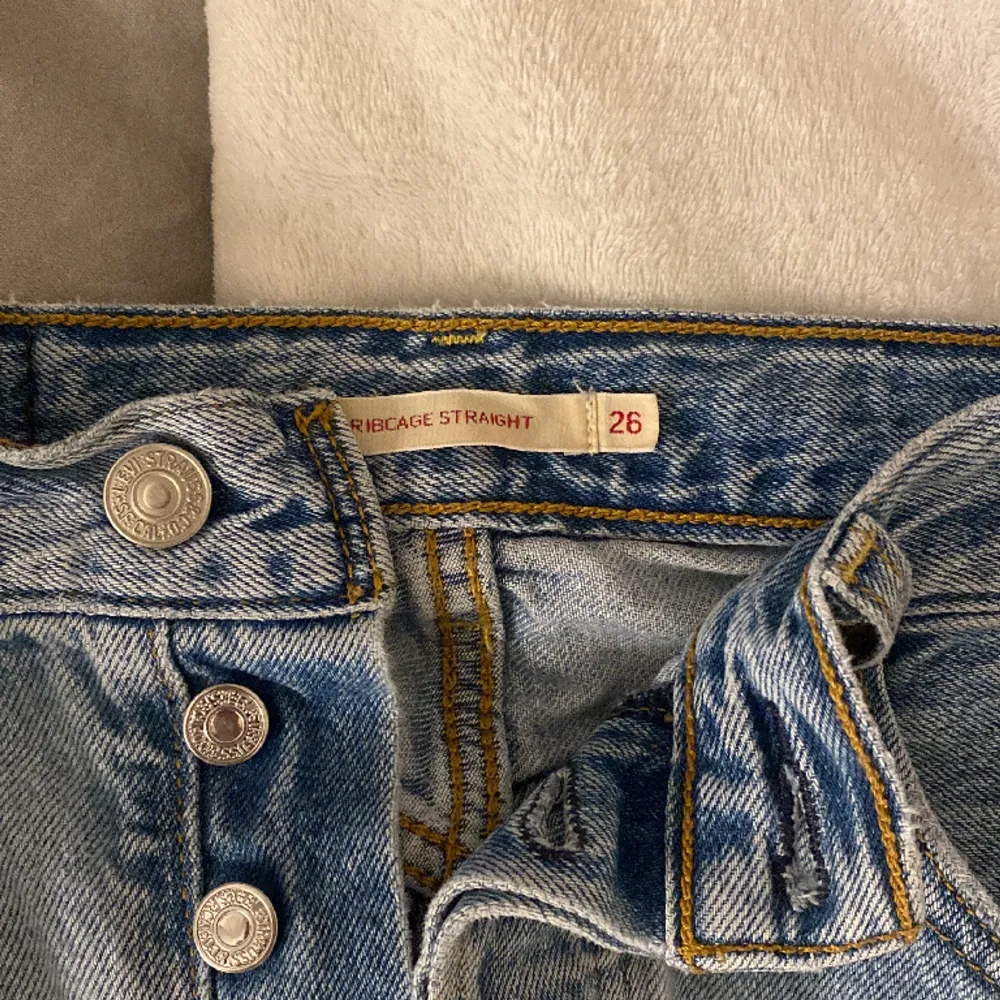 Säljer mina Levis jeans då jag växt ur dom. Bra skick. Dom är för korta för mig i benen och jag är 166. ❣️. Jeans & Byxor.