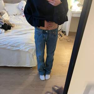 Säljer nu mina lågmidjade jeans från weekday, dessa har aldrig kommit till andväning av mig, så dom är i helt nyskick! Skulle säga att dom passar bäst till s-m i stl💘