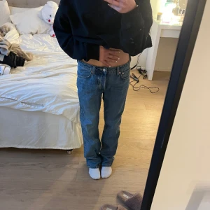 Jeans - Säljer nu mina lågmidjade jeans från weekday, dessa har aldrig kommit till andväning av mig, så dom är i helt nyskick! Skulle säga att dom passar bäst till s-m i stl💘