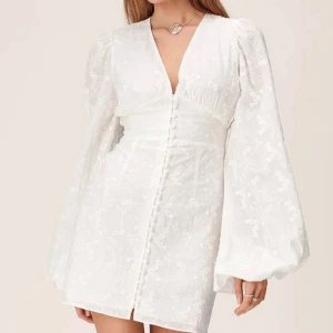 Intressekoll Adoore Florence 🤍 - Intressekoll på min superfina Adoore Florence-klänning i storlek 36 🤍Finns inte längre att köpa! I superfint skick då jag bara använt den en gång. 🫶🏼 hojta vid intresse eller vid fler bilder!