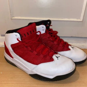 Jordan Max Aura - Vita Jordan Max aura köpta 2020. Använda runt 10 gånger Storlek 43