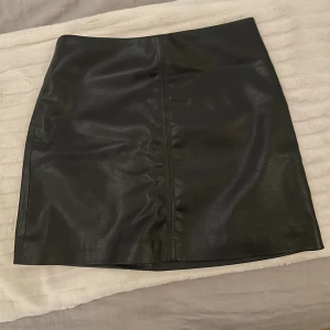 Kjol - Hm kjol i fejk läder. Har aldrig använt den och pris lappen sitter kvar (ny pris 229kr). Säljer då den är något kort på mig. Skriv om ni har några frågor.😊