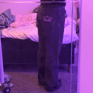 Baggy jeans - Jätte coola men dom är för stora för mig och för långa, aldrig använt dom.💕