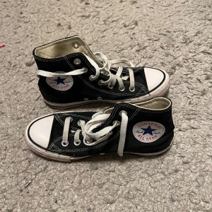 Svarta höga converse chuck taylor allstar -   Storlek 37  Använda men fortfarande i bra skick  Svarta höga converse  Nypris 800 Bra kvalite 