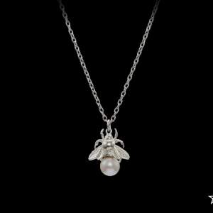 Kollar intresset för att byta detta Bumblebee Pearl Necklace mot annat halsband från Maria Nilsdotter, hör gärna av dig om du är interesserad!😊💖