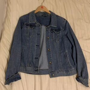 jeansjacka - jättebra skick, står storlek 42 men passar bra på mig som är 36/38