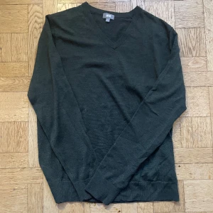 STICKAD TRÖJA MED VRIGNING - Stickad tröja i ull- och merinoblandning. Riktigt snyggt till en vit skjorta! Hör av er vid frågor