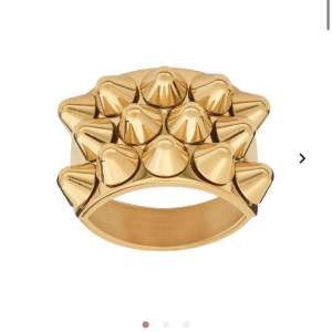 Säljer min populära och fina Edblad ring i guld med nitar, storleken är L/ 18.50mm💕💕