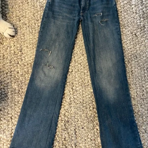 Blåa zara jeans - Jeans från zara med hål, använda typ tre gånger🥰