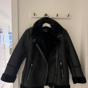 Bikerjacka - Helt ny och oanvänd. Storlek s. Kostar 859kr i butik/hemsida.