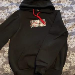 Hoodie  - Svart hoodie med tryck. Otroligt mjuk och skön, skick 10/10. 
