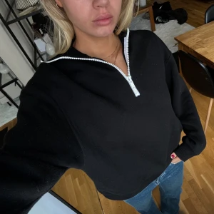 Svart hals zip - Svart halfzip med vit dragkedja från Zara. Knappt använd så som ny. 