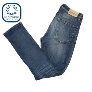 Tvärfeta J.Lindberg Jeans i 9/10 skick (jeansmodellen ska vara distressed)! Han på bilden är 175cm (passar dig upp till 180) Skriv vid frågor eller funderingar🙌