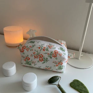 Necessär  - Härlig egensydd necessär med söta blommor, återvunnet tyg 🌸 Helt perfekt som sminkväska!   Mått: 20x12x8 cm Gå gärna in på min instagram; tuvalinnea.se 🩷