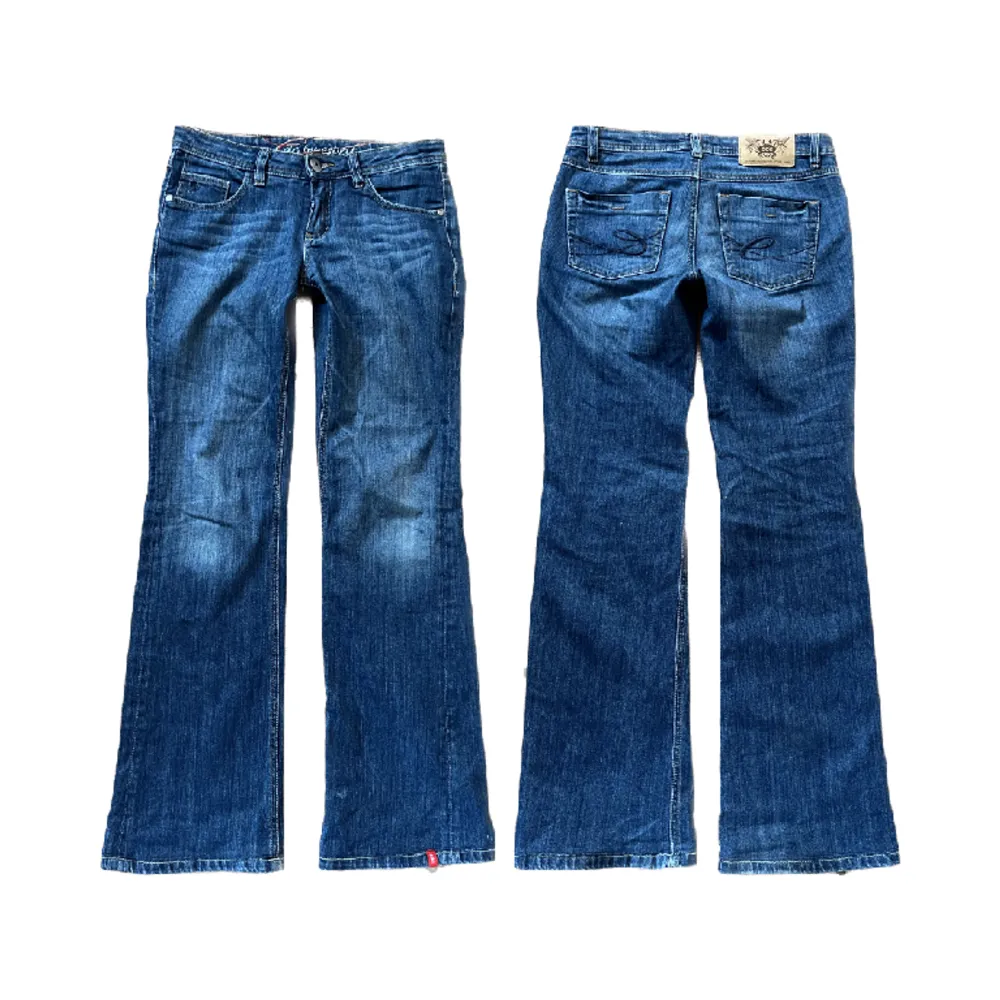Lågmidjade vintage jeans.  Jag på bilden är 170cm.  Midjemåttet: 38cm( från sida till sida) Lårmått:23 cm  Inerbenslängd: 80cm Inga defekter 💕 använd dig utav köp nu🫶 . Jeans & Byxor.