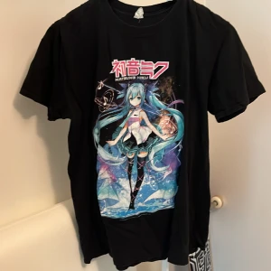 Hatsune miku tröja - Hatsune miku print tröja! Super fin. Printet på tröjan är lite otydligt och suddigt men annars väldigt fin.