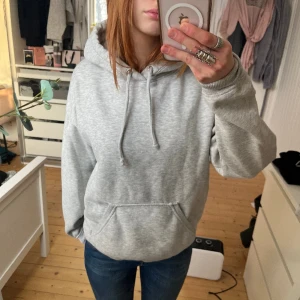 Grå hoodie från Bikbok  - Säljer denna gråa hoodien från bikbok i Stl xs💞💞Dm vid intresse/frågor