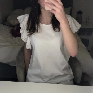 Volang topp - Jätte fin vit Topp med volang ärmar från Hm. Köpt i somras men har aldrig använt den💓 Nypris: 179kr