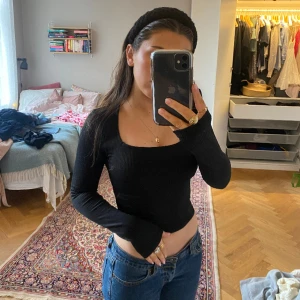 Långärmad topp - Svart ribbad topp från Gina Tricot. Aldrig använd och i storlek XS men med stretch vilket gör den väldigt bekväm. Ordinariepris var 299kr. Skriv vid frågor eller intresse!☺️