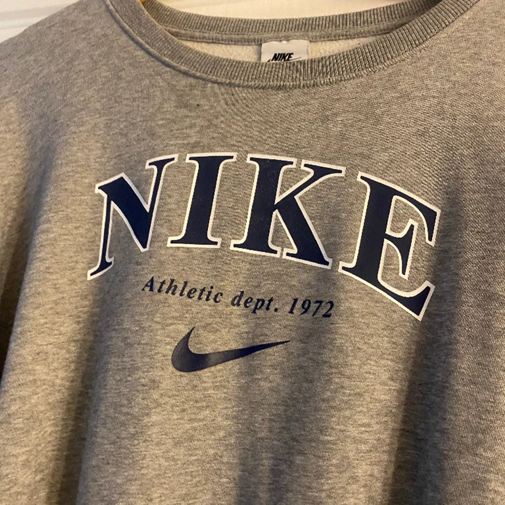 Grå vintage Nike sweatshirt. Jätte fint skick, som ny. Strl m . Hoodies.