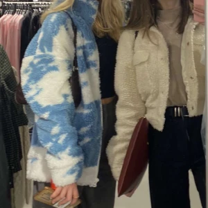 Fleece jacka  - Säljer denna mysiga fleece jacka, bara andvänt ett fåtal gånger 🩷 Köpt för 1100 kr så säljer för 500 kr  o frakt 65 kr 🩷