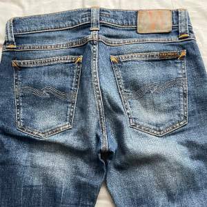 Säljer dessa nudie jeans i rak passform då de blivit för korta för mig, för referens är jag 166. Innerbenslängd: 67cm  Midjemått (rakt över): 38cm Kan absolut tänka mig att gå ner i pris vid snabb affär💕💕