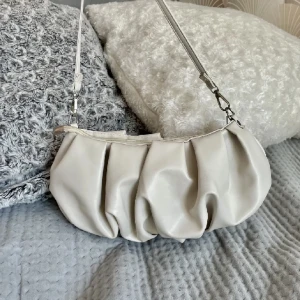 Handväska  - Ur gullig handväska men några få defekter som knappt syns❣️