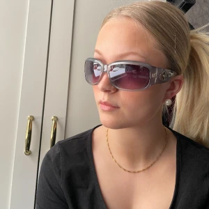 Gråa solglasögon - Säljer nu dessa ascoola solglasögon som var min farmors. Jag vet inte så mycket om dem men de är ganska små i storleken och är inte av jättebra kvalité. Ganska plastiga men superdupercoola!!