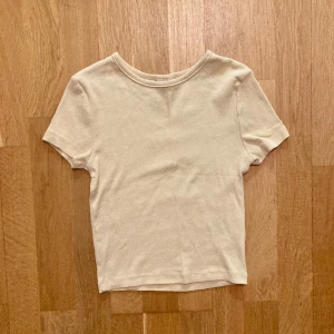 Ljusgul ribbad croptop från H&M divided, stl XS - Pastellgul Kroppad topp i ribbat stretchigt material. Använd fåtal gånger och är i gott skick. Klicka gärna på köp nu och meddela för eventuella frågor. :)