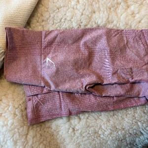 gymshark tights  - Tights från gymshark i en ljusrosa färg! Litet hål på baksidan av benet. Finns matchande topp till