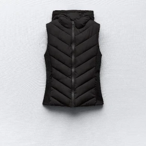 Zara väst  - Jättefin väst men kommer tyvärr inte till användning som ny💕💕 köptes för 400