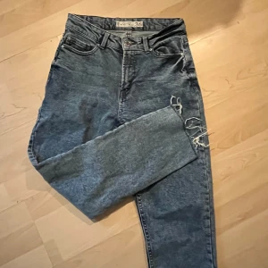 Blåa jeans high waisted  - Mjuka och har mycket stretch i sig💕 har inte kommit till användning (är i fint skick) 