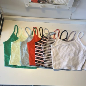 7 st linnen - Säljer alla dessa 7 linnen från New Yorker i samma modell. Alla är i storlek S och finns i färgerna grön, ljusgrön, ljusblå, röd, rosa randig, lila randig och vit. Säljer allihopa för 120kr