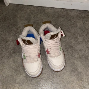 Jordan 4 - Jag har inte använt de länge, de är mycket bra, bra material, fina färg och de ser nya ut. 