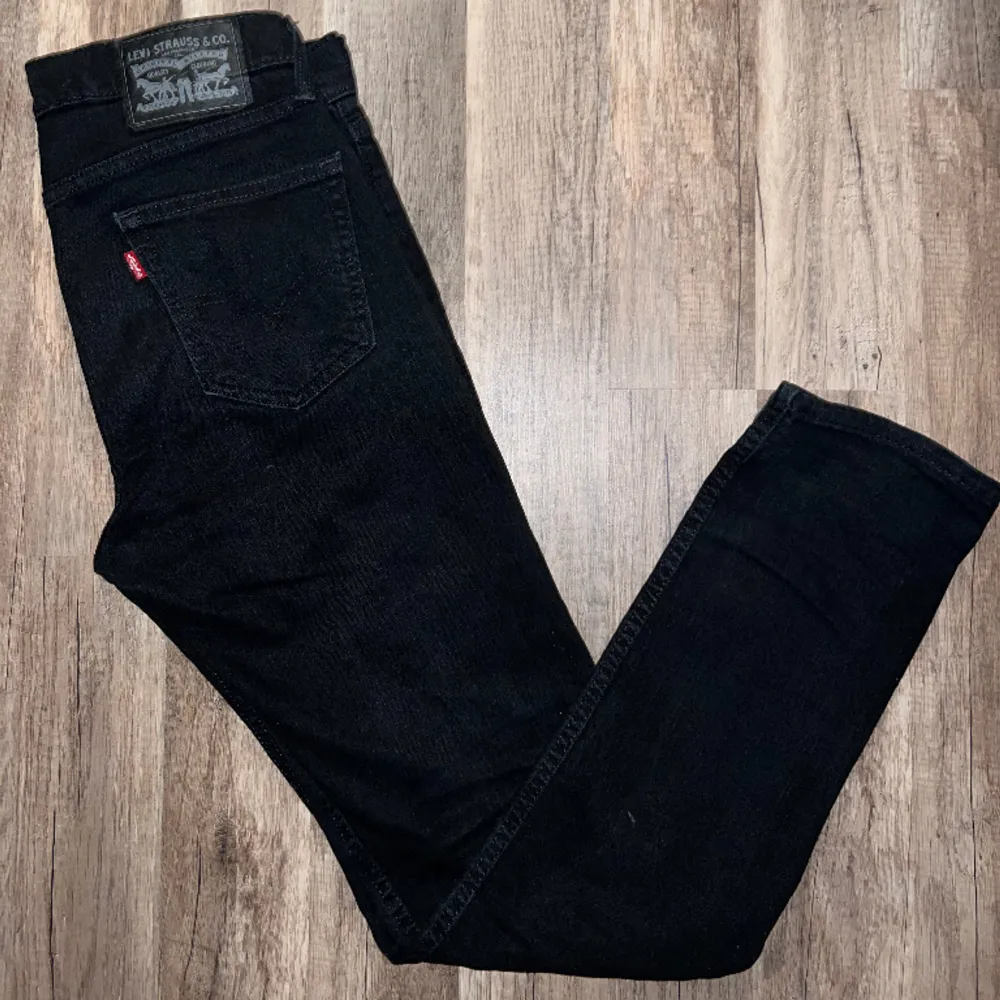 Säljer mina jeans från Levi’s då dem är alldeles för små för mig. Nästan helt oanvända och schyst skick. Pris kan diskuteras.. Jeans & Byxor.